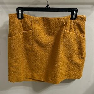 Women’s size 10 Outback Red skirt. Beautiful mustard yellow color :)